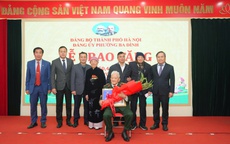 Chủ tịch UBND TP. Hà Nội trao Huy hiệu 80 năm tuổi Đảng tại phường Ba Đình