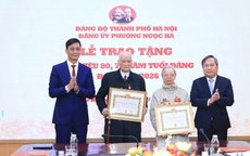 Chủ tịch UBND TP. Hà Nội trao Huy hiệu Đảng tặng đảng viên lão thành phường Ngọc Hà