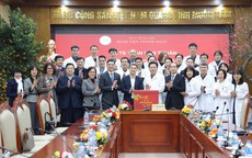 Thứ trưởng Bộ Y tế thăm, chúc Tết cán bộ, y bác sĩ tại Bệnh viện Thanh Nhàn