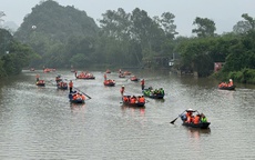 Xử lý nghiêm lái đò để du khách không mặc áo phao tại Lễ hội Chùa Hương