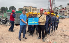 Tiếp sức 48.000 chai nước cho công nhân trên các công trình trọng điểm