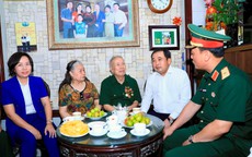 Bí thư Thành ủy Hà Nội Trần Đức Thắng thăm, tặng quà các thương binh tiêu biểu phường Hoàn Kiếm