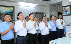 Bí thư Thành ủy Hà Nội Trần Đức Thắng dâng hương tưởng nhớ đồng chí Lê Quang Đạo