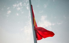 Hà Nội treo cờ rủ, dừng các hoạt động vui chơi, giải trí trong 2 ngày Quốc tang đồng chí Xaysomphone Phomvihane
