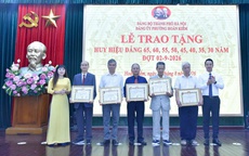 Phường Hoàn Kiếm trao Huy hiệu Đảng cho 246 đảng viên đợt 2/9
