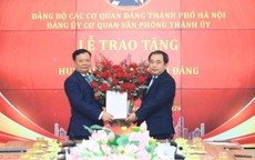 Bí thư Thành ủy Hà Nội Trần Đức Thắng trao Huy hiệu 35 năm tuổi Đảng đợt 2/9