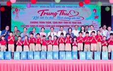 Bí thư Thành ủy Hà Nội thăm, trao quà Trung thu cho học sinh hoàn cảnh khó khăn