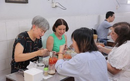 Australian Foreign Minister enjoys “Pho” in Ha Noi