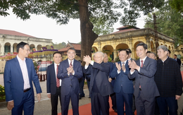 Party leader offers incense at Thang Long Imperial Citadel