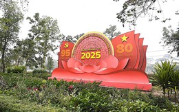 Ha Noi streets decorated on CPV&#39;s 95th anniversary