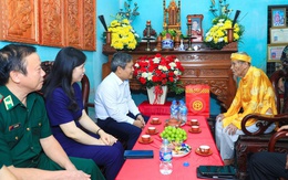 Ha Noi Chairman visits policy beneficiary families and revolutionary contributors
