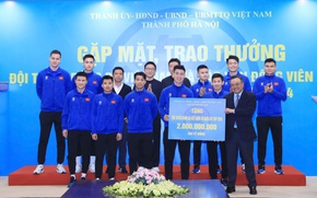 Trao 2 tỷ đồng tặng Đội tuyển B&#243;ng đ&#225; Việt Nam v&#244; địch ASEAN Cup 2024