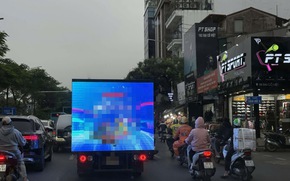 Cảnh sát giao thông Hà Nội xử phạt công ty quảng cáo trên thùng xe tải