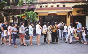 Văn hóa xếp hàng thưởng thức ẩm thực ở Hà Nội
