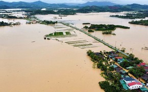 H&#224; Nội trao tặng 10 tỷ đồng hỗ trợ đồng b&#224;o c&#225;c tỉnh khắc phục hậu quả b&#227;o, lũ