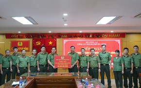 C&#244;ng an H&#224; Nội thăm hỏi, trao qu&#224; đồng b&#224;o bị thiệt hại do mưa lũ tại tỉnh Quảng Ng&#227;i v&#224; Đ&#224; Nẵng