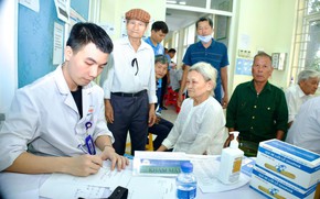 Kh&#225;m bệnh, cấp ph&#225;t thuốc miễn ph&#237; v&#224; tặng qu&#224; tri &#226;n người c&#243; c&#244;ng với c&#225;ch mạng