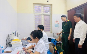 Khám, tư vấn sức khỏe, tặng quà tới các gia đình chính sách
