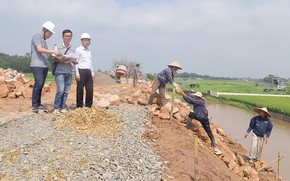 Cắm biển ranh giới đ&#234; điều khi s&#225;p nhập c&#225;c x&#227;, phường