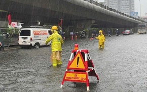 Mưa to, cảnh b&#225;o ngập lụt ở một số khu vực của H&#224; Nội