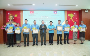 Bế giảng lớp bồi dưỡng nghiệp vụ Công đoàn cho cán bộ Công đoàn Lào