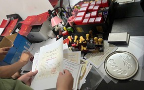Công an Hà Nội triệt phá đường dây làm giả văn bằng, chứng chỉ quy mô lớn trên phạm vi toàn quốc