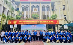 Tuổi trẻ phường Văn Miếu – Quốc Tử Giám ra quân vệ sinh môi trường, bóc xóa quảng cáo, rao vặt trái phép
