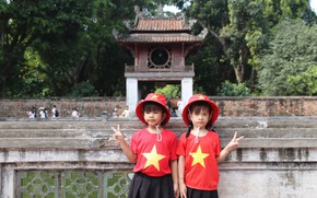 Hà Nội rực rỡ sắc màu, đón lượng khách lớn dịp nghỉ lễ 30/4 - 1/5