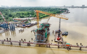 Thi công xuyên lễ, cầu Trần Hưng Đạo ‘chạy đua’ lắp những nhịp thép đầu tiên