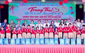 Bí thư Thành ủy Hà Nội thăm, trao quà Trung thu cho học sinh hoàn cảnh khó khăn
