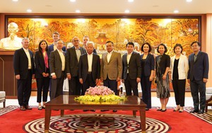 Mayor receives AIIB President