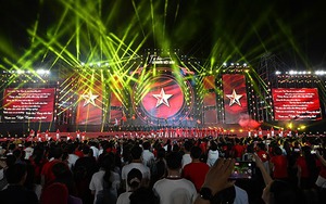 Over 30,000 join in singing at special National Day concert