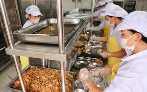 H&#224; Nội kiểm tra việc tổ chức bữa ăn b&#225;n tr&#250; cho học sinh