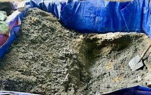 Xử lý 2 xưởng phân kim xả hơn 6,7 tấn chất thải nguy hại ven sông Đuống