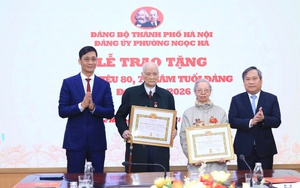 Chủ tịch UBND TP. Hà Nội trao Huy hiệu Đảng tặng đảng viên lão thành phường Ngọc Hà