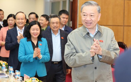 Party leader To Lam meets with local voters  