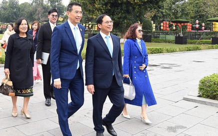 Photos: Thai FM visits Ha Noi&#39;s imperial citadel