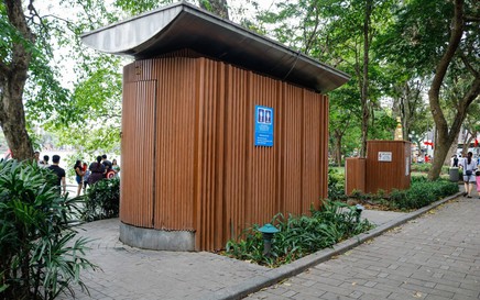 Ha Noi renovates public toilets by March 30