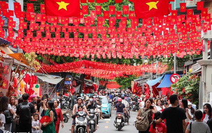 Ha Noi adorned with national flags ahead of National Day celebrations