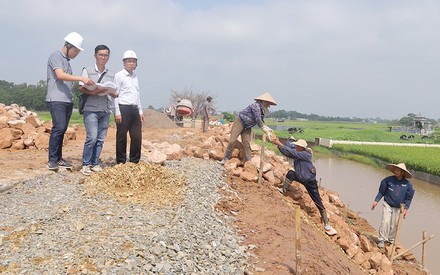 Cắm biển ranh giới đ&#234; điều khi s&#225;p nhập c&#225;c x&#227;, phường