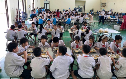 Hà Nội siết chặt kiểm tra, nâng cao chất lượng bữa ăn bán trú