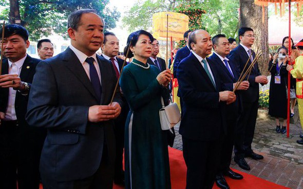 State President offers incense at Kinh Thien Palace