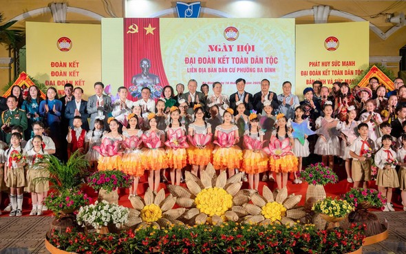 Party chief joins Great National Unity Festival in Ha Noi&#39;s Thuong Cat ward