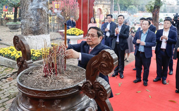 PM offers incense to kings at Thang Long Imperial Citadel