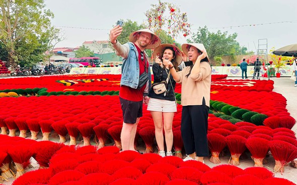 Ha Noi welcomes 5 millionth international visitor of 2026