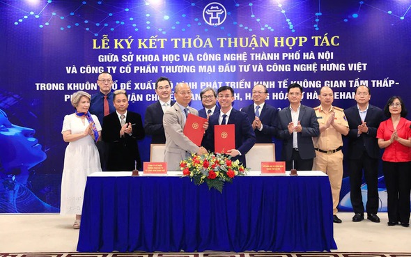 Ha Noi pilots flying taxis at Hoa Lac Hi-Tech Park