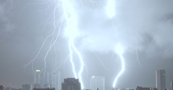 Hơn 10.500 lượt sấm sét dội xuống Hà Nội và vùng lân cận trong sáng nay