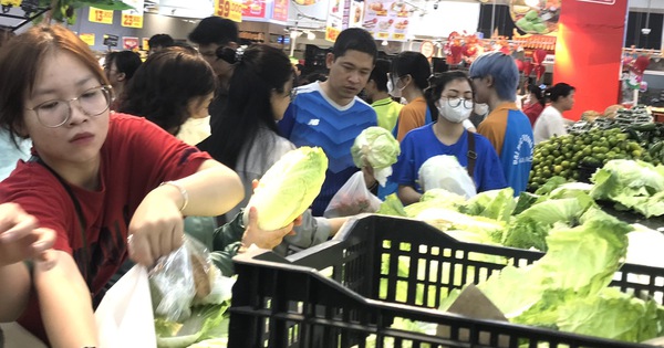 Hà Nội: Người dân chủ động dự trữ lương thực trước cơn bão số 3
