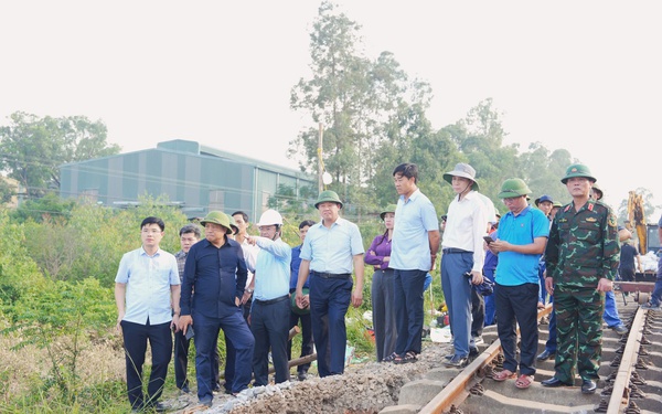 Chủ tịch UBND TP. H&#224; Nội kiểm tra, chỉ đạo khắc phục hậu quả mưa lũ tại Đa Ph&#250;c, Trung Gi&#227;