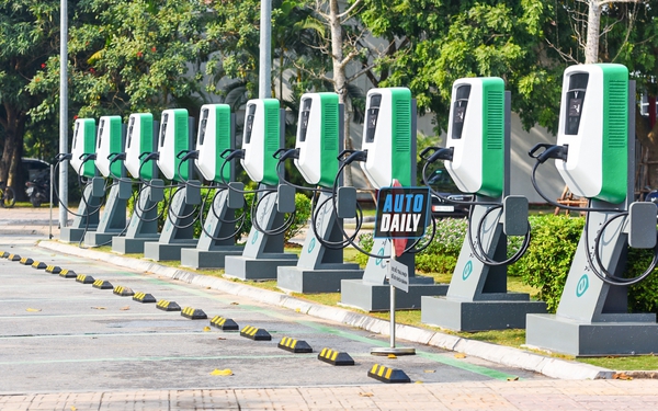 &#39;Chạy trước&#39; hạ tầng trạm sạc để &#39;xanh h&#243;a&#39; phương tiện giao th&#244;ng